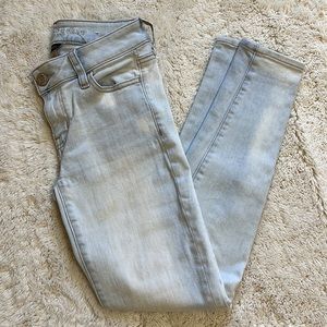 American Eagle Light Wash Super Stretch Skinny Jeans / Jeggings (MAKE AN OFFER)